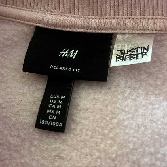 Justin Bieber Changes Sweatshirt from H&M, Size: M **NWOT** - Picture 3 of 4
